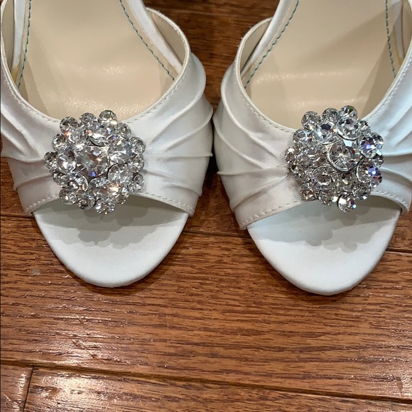 Betsy Johnson White Satin Open Toe Pump size 7.5 - Picture 3 of 8